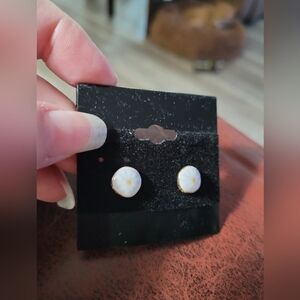 Universal Threads White Daisy Earrings